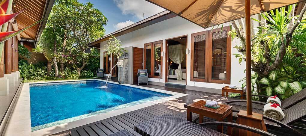 Lakshmi Villas - Kawi - Pool side deck chairs